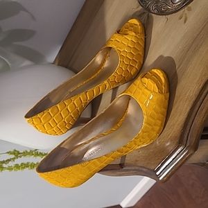 Nine West Womans Size 5 Yellow Crocodile Peek A Boo Toe Heels